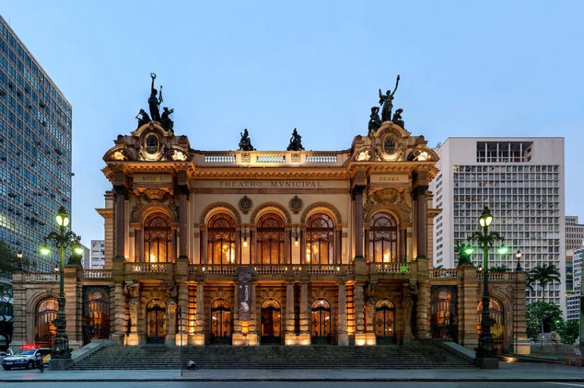 Fachada do Teatro Municipal de São Paulo - Foto: The Photographer (Licença-Dominio publico)