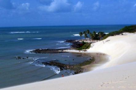 Praia de Genipabu com suas Dunas ao fundo - Foto: Gerardo Valente (Licença-cc-by-sa-3.0)