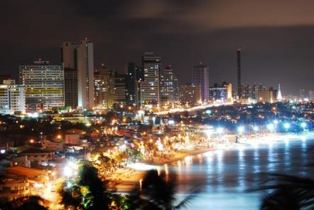 Vista panoramica da Praia de Ponta Negra à noite - Foto: Beraldo Leal (Licença-cc-by-sa-2.0)