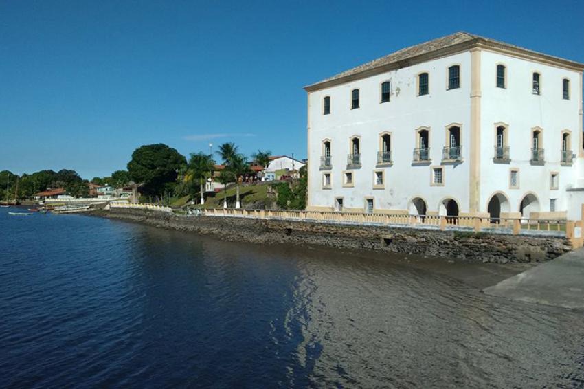 Fundos da Prefeitura de Jaguaripe visto do mar - Foto: Ramon Andrade