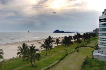 Praia de São Lourenço - Ao redor de um gramado repleto de fileiras de coqueiros e águas calmas - Foto: Miguel Schincariol