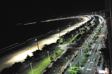 Jardim da Prai à noite (o jardim se extende do José Menino até a ponta da praia com seus 5.335m de extensão - Foto: Rubens Chiri