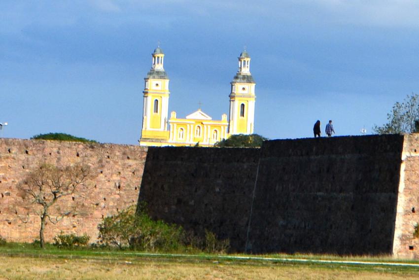 Forte D. Pedro II e Igreja Matriz Nossa Senhora da Assunção - Foto: Pantalh (Licença-cc-by-sa-4.0)