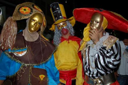 Os mascarados (Carnaval de Maragogipe) - Foto: Rita Barreto - Setur-Ba (Licença CC-BY-SA-30)