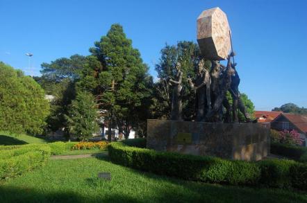 Monumento aos Imigrantes na `Praça das Flores - Foto: Ironman-br (Licença-cc-by-sa-3.0)