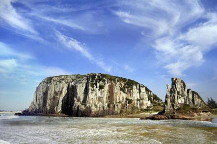 As torres da Praia da Guarita - Foto: Tetraktys (Licença-cc-by-sa-3.0