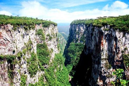 Itaimbezinho canyon aparados da Serra National Park - Foto: Valdiney Pimenta (Licença-cc-by-sa-2.0)