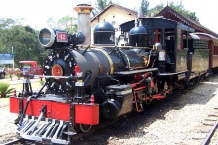A popular maria-fumaça (locomotiva42 na estação de Tiradentes) - Foto: Bernardo Gouvea (Licença-cc-by-sa-3.0)