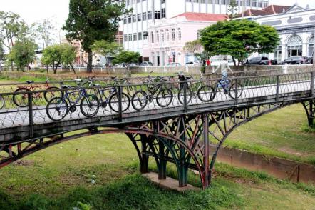 Ponte metálica frente do Teatro Municipal- Foto: Halley Pacheco de Oliveira (Licença-cc-by-sa-3.0)