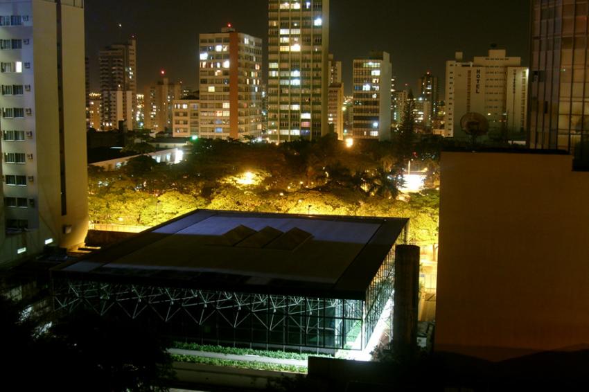 Vista noturna da praÃ§a Tubal Vilela - Foto: Bruno kussler Marques (LicenÃ§a-cc-by-sa-2.0)