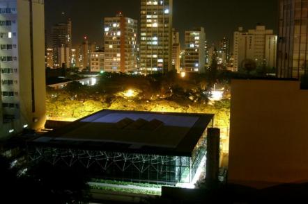 Vista noturna da praça Tubal Vilela - Foto: Bruno kussler Marques (Licença-cc-by-sa-2.0)