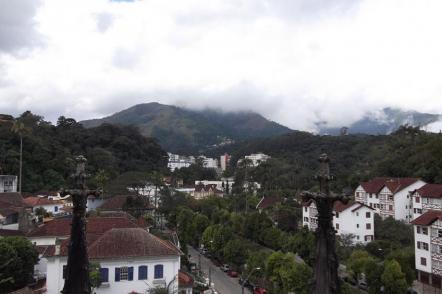 Vista da cidade a partir da CCatedral de Petrópolis - Foto: Eugenio Hansen-ofs - (Licença cc-by-sa-3.0)