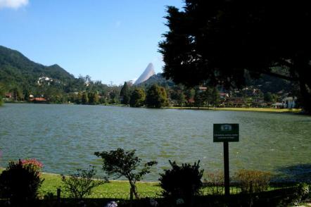 Vista parcial do lago Comary - Foto: Matheus Montenegro (Licença cc-by-sa-2.0)