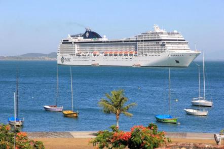 Msc Orchestra ancorado em Búzios - Foto: Halley Pacheco de Oliveira (Licença-cc-by-sa-30)