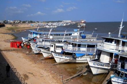 Barcos de transportes de passageiros (muito comun na região) - Foto: Idobi (Licença-gfdl)