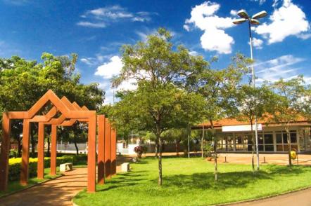 Parque dos Ipês (um dos tantos existentes na cidade) - Foto: Goldemberg Fonseca de Almeida (Licença-cc-by-sa-2.0)