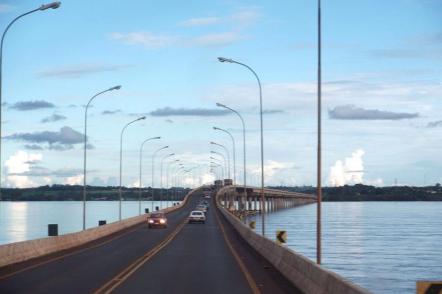 Ponte Ayrton Senna sobre o Rio Paraná que liga Mundo Novo com Guaíra - Foto: Rafael Drake (Licença-cc-by-sa-2.5)