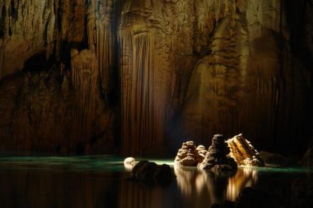 Estalagmites de calcário no interior do abismo Anhumas - Foto: Caio Vilela (Licença-cc-by-sa-3.0)