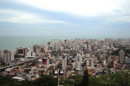 Vista de Vila Velha com o mar ao fundo - Foto: Hvl (Licença-cc-by-sa-3.0)