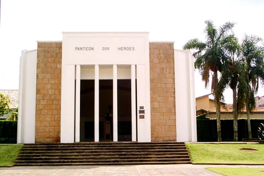 Panteão dos Heróis (onde jazem os corpos dos legalistas) - Foto: Georges de Moraes (Licença-cc-by-sa-3.0)