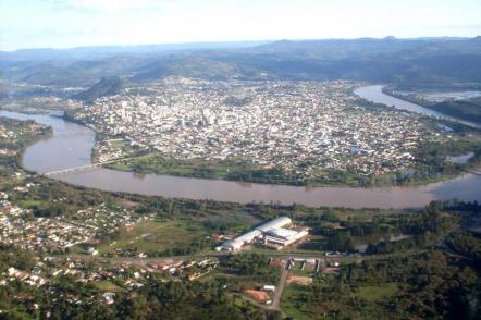 Panoramica da cidade e o Rio iguaçú - Foto: Marcos Moreira (Licença-cc-by-sa-3.0)