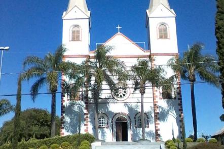 Igreja matriz de Treze Tílias - Foto: Kaktuskid (Licença-cc-by-sa-3.0)