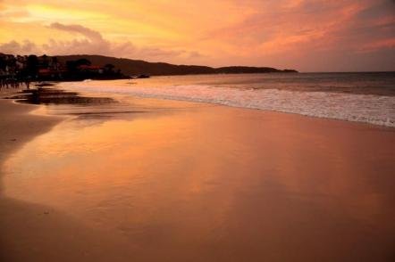 Crepúsculo na Praia de Bombinhas - Foto: Arterra (Licença-cc-by-sa-3.0)