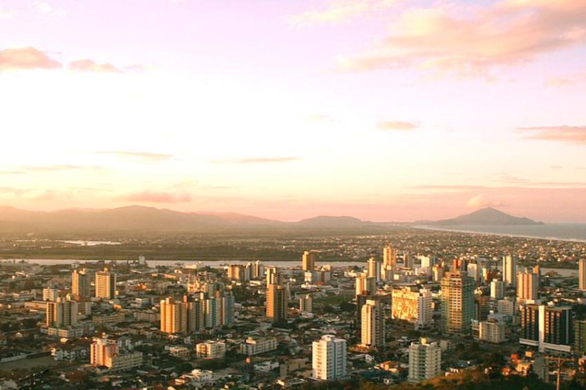 Final de tarde em Itajaí- (vista aérea) - Foto: Emarquetti (Licença-cc-by-sa-3.0)