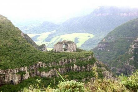 Morro da Igreja com visão para a Pedra Furada - Foto: Rodrigo Americo Jorge (Licença-Dominio publico)