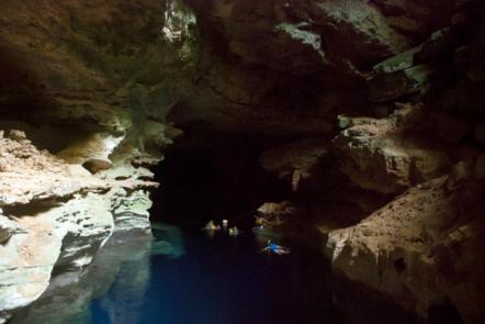 Poço azul - Foto: João Ramos - Bahiatursa (Licença-cc-by-sa-3.0)