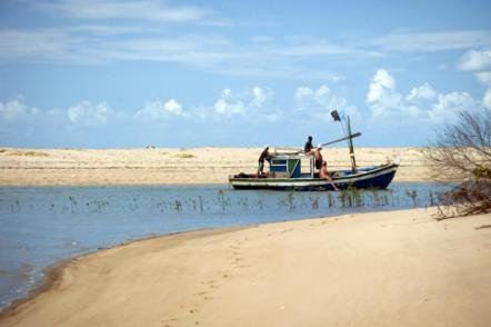 Barco de Pesca em Ponta do Corumbau - Foto: João Ramos - Bahiatursa (Licença-cc-by-sa-3.0)