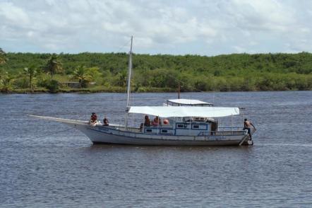 Navegando pelo Rio de Canavieiras - Foto: Julio Oliveira (Licença: cc-by-sa-3.0)