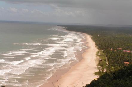 Praia de Pé da Serra Vista do Mirante - Foto: Magno Ceo (Licença: cc-by-sa-3.0)