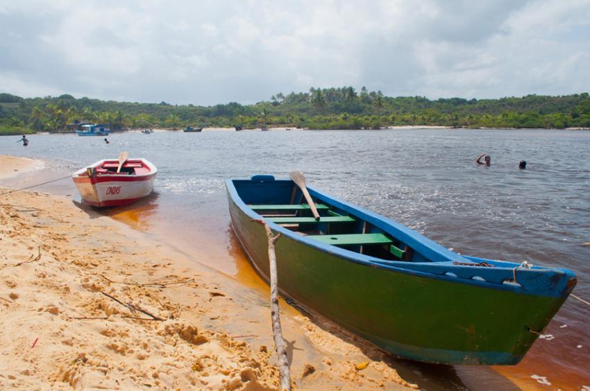 Os barquinhos embelezam o Rio Caraíva - Foto: Tayse Argolo - Setur-Ba