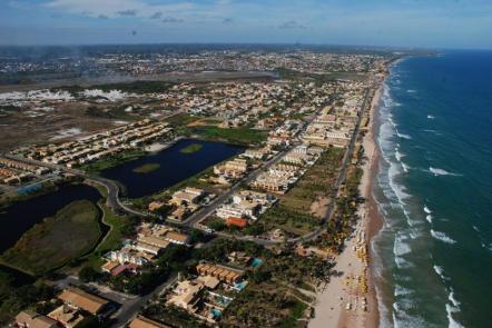 Conurbação entre Stella Maris - SSA e Praia de Ipitanga- Lauro de Freitas - Foto: Marvin Kennedy (Licença cc-by-sa-3.0)