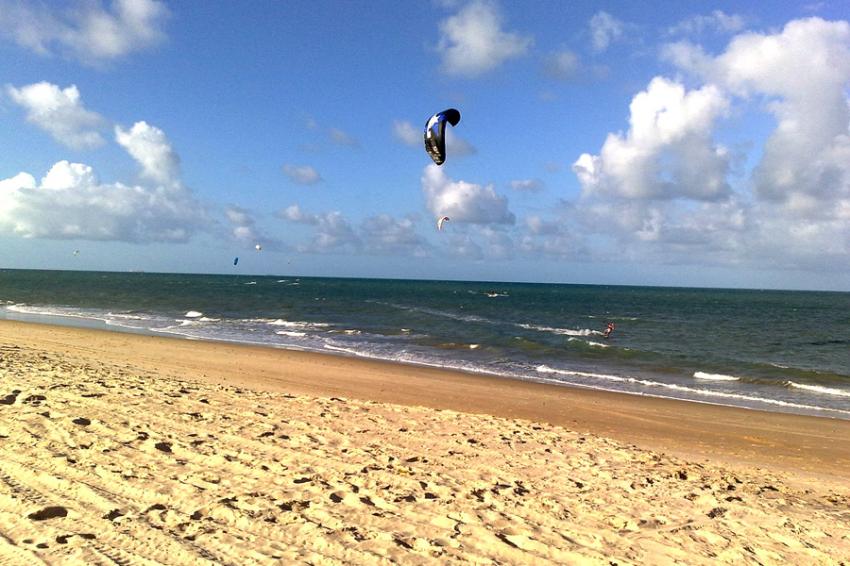 Kitesurfing em Praia de Cumbuco - Foto: Elissonm (Licença-cc-by-3.0)