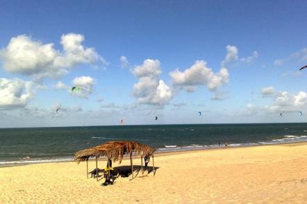 Kitesurfing em Praia de Cumbuco - Foto: Elissonm (Licença-cc-by-3.0)