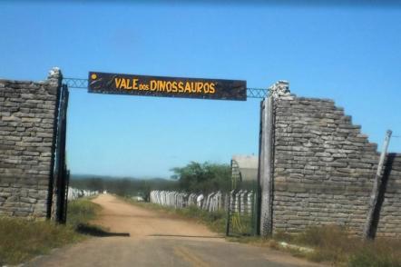 Entrada do Vale dos Dinossauros - Foto: Marcos Elias de Oliveira Junior (Licença-Dominio publico)