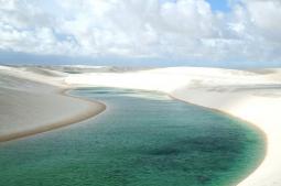 Lagoa Barreirinhas nos lençóis maranhenses - Foto: Iainand Sarah (Licença: CC-BY-SA-2.0)