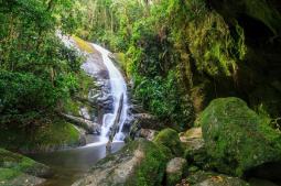 Cachoeira da Gruta de granito alcantilado (Itatiaia) Foto: Rodrigo Silvestre (Licença: CC-BY-SA-3.0)