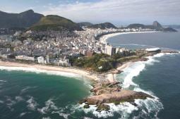 Praia do Arpoador com Copacabana - Foto: Enrico Marone