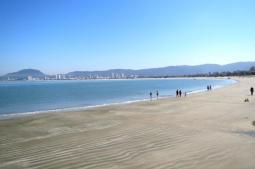 Guarujá - Praia da Enseada - Foto: Peter Kutuchiang