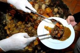 Servindo o carneiro - Foto: Prefeitura Mun de Campo Mourão