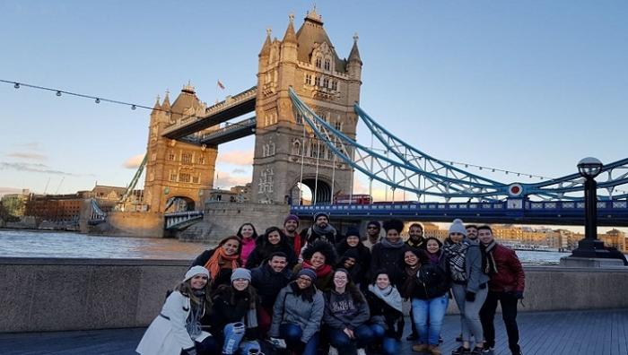 Alunos brasileiros na Tower Bridge - Foto: Arquivo Pessoal