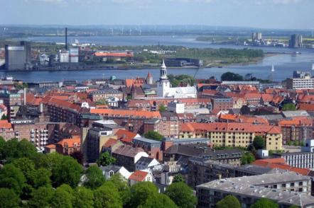 Aalborg ao fundo - Foto: Tomasz Sienicki (Licença-cc-by-sa-3.0)