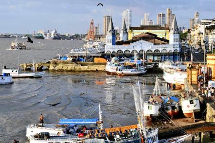 Porto com o mercado Ver o Pêso ao fundo - Foto: Cayambe (Licença-cc-by-3.0)