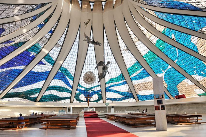  Interior da Catedral Metropolitana de Brasilia - Foto: Cayambe (Licença-cc-by-sa-3.0)