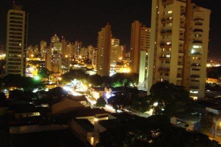 Vista noturna de Campo Grande - Foto: Gustavo Siqueira (Licença-cc-by-sa-3.0)