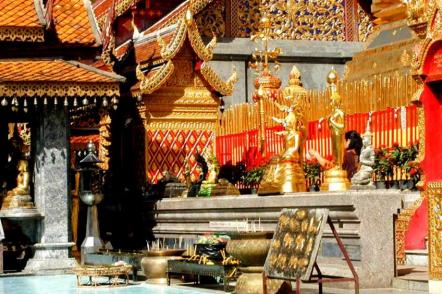 Courtyard wat phrathat doi suthep - Foto: Jpatokal (Licenca-cc-by-sa-3-0)