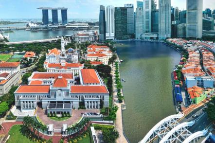 Parlamento de Singapura com o centro - Foto: William Cho (Licença-cc-by-sa-2-0)